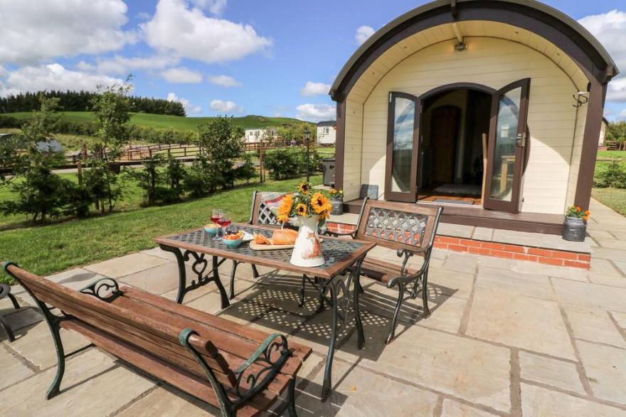 MEADOW VIEW, pet friendly, with hot tub in Rhayader