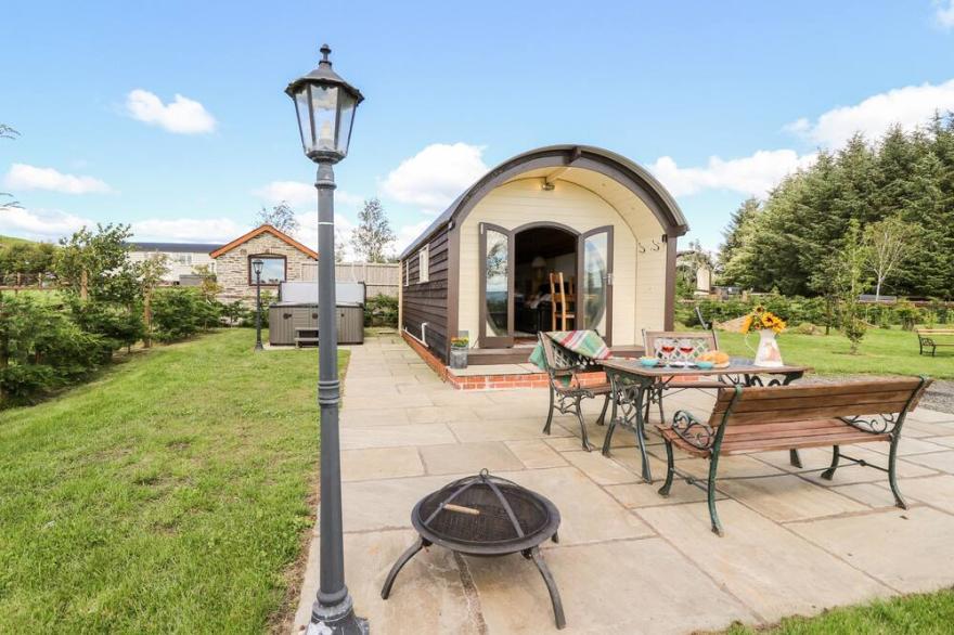 MEADOW VIEW, pet friendly, with hot tub in Rhayader