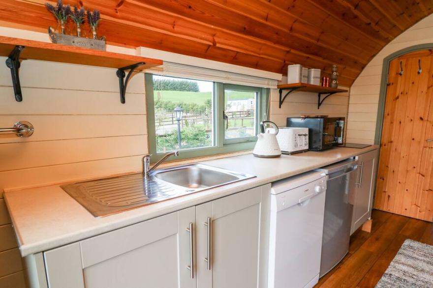 MEADOW VIEW, pet friendly, with hot tub in Rhayader