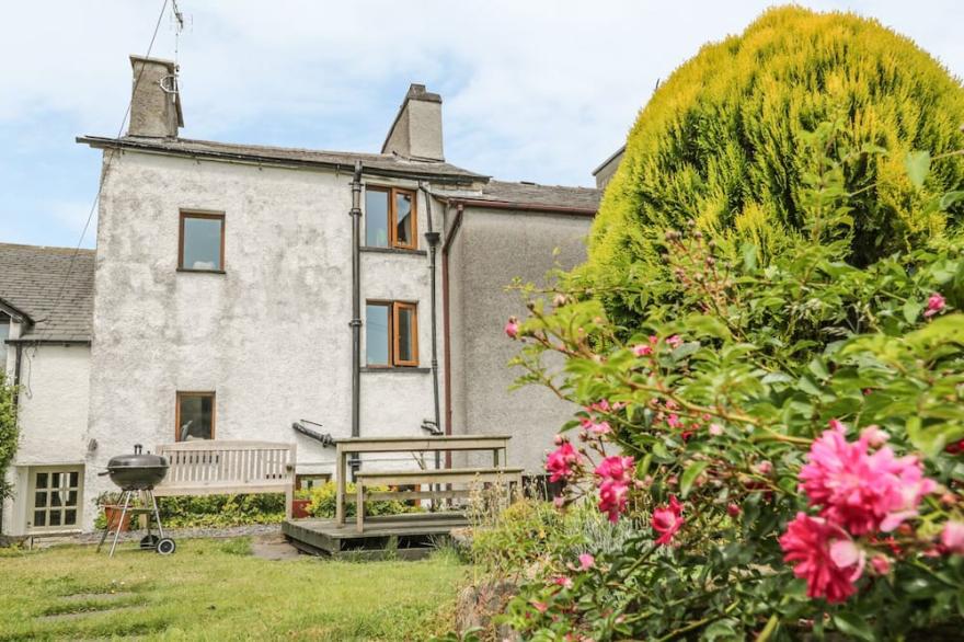 PUDDLE DUCK COTTAGE, pet friendly, with open fire in Spark Bridge