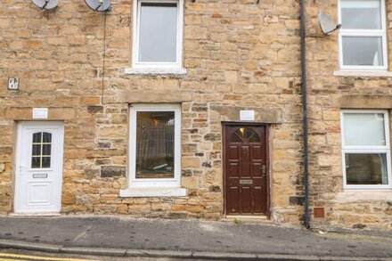 HUNTER COTTAGE, pet friendly, with a garden in Haltwhistle