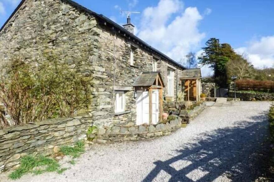 KESTREL COTTAGE, pet friendly, character holiday cottage in Cartmel