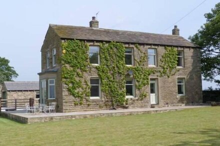 CRINGLES HOUSE, family friendly, luxury holiday cottage in Addingham