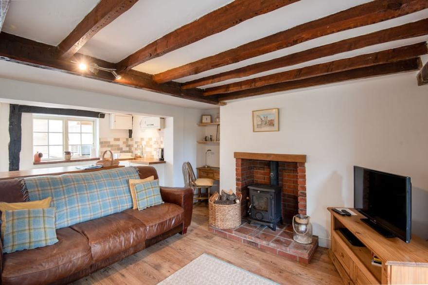 WOODBINE COTTAGE, pet friendly, with open fire in West Torrington