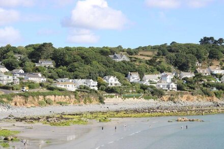 HEADLAND APT 17, country holiday cottage, with a garden in Coverack