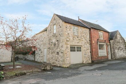 THE OLD SHOP, family friendly, luxury holiday cottage in Parwich