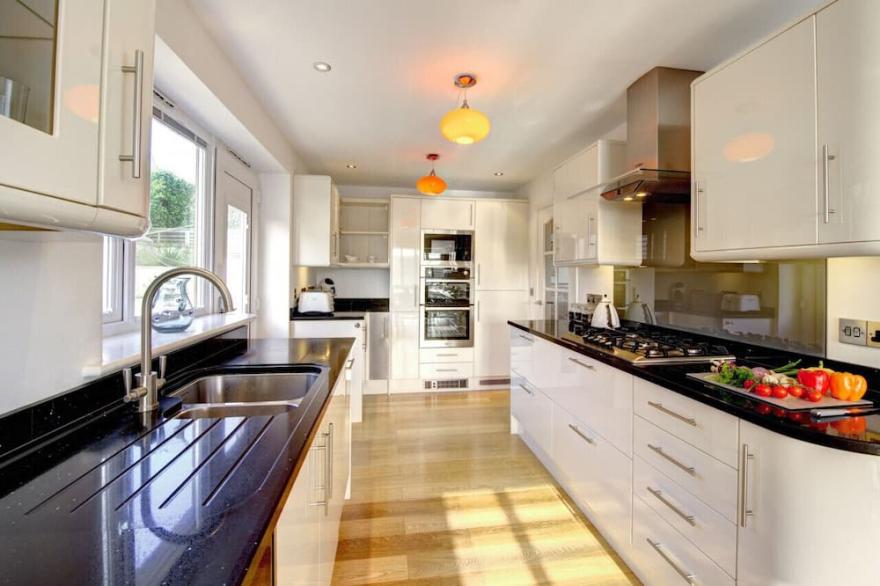 Sunspray - Four Bedroom House, Sleeps 8