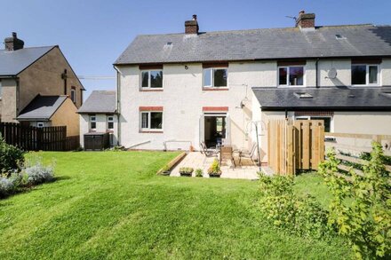 BUNTY'S PLACE, family friendly, country holiday cottage in Chatton