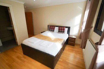 *Reduced* Zone 1 Waterloo Apartment w/ En-suite