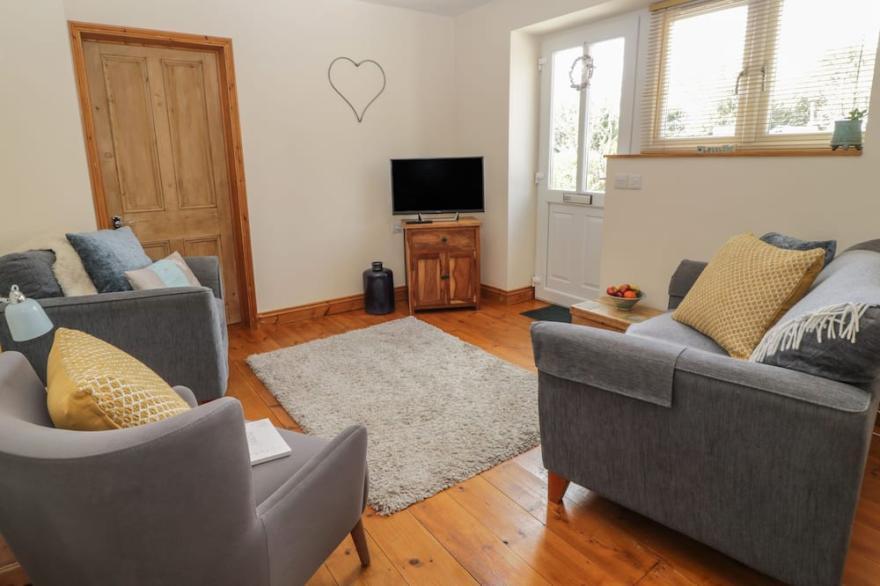 HONEYSUCKLE COTTAGE, family friendly, with a garden in Helston