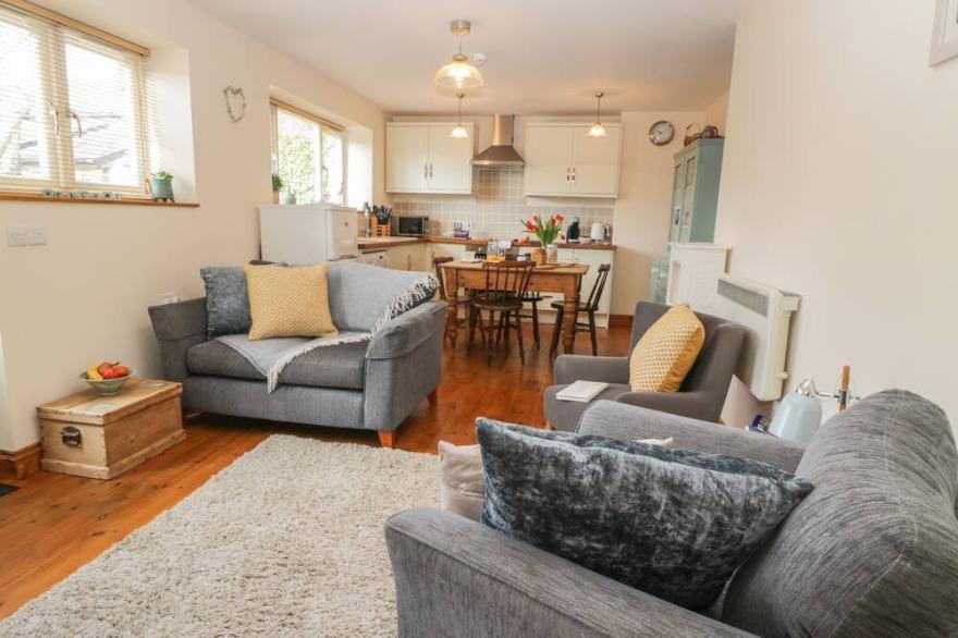 HONEYSUCKLE COTTAGE, family friendly, with a garden in Helston