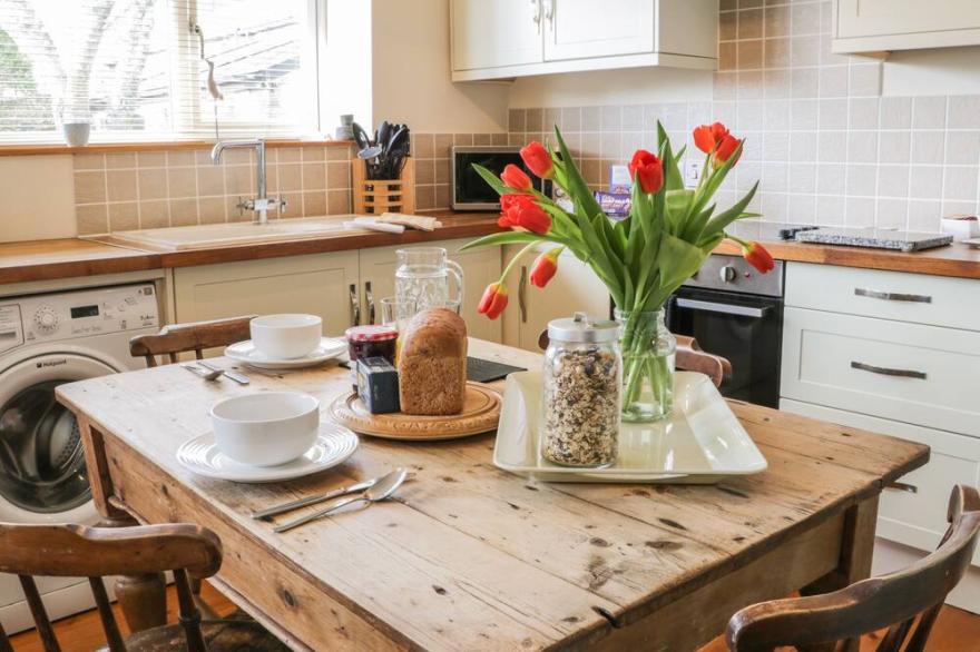 HONEYSUCKLE COTTAGE, family friendly, with a garden in Helston