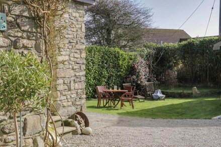 HONEYSUCKLE COTTAGE, family friendly, with a garden in Helston