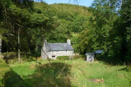 GLANRAFON, family friendly, character holiday cottage in Melin-Y-Wig