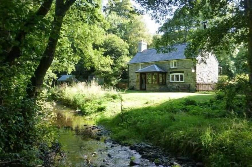 GLANRAFON, Family Friendly, Character Holiday Cottage In Melin-Y-Wig