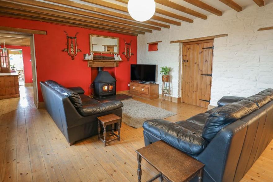 THE FARMHOUSE, Pet Friendly, Character Holiday Cottage In Aberaeron