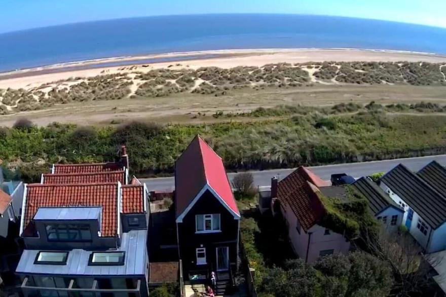 Beach House - Three Bedroom House, Sleeps 4