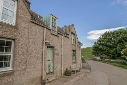 NEAR BANK COTTAGE, pet friendly, character holiday cottage in St Abbs