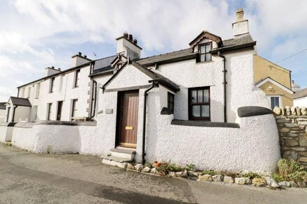 SNOWDON VIEW, pet friendly, character holiday cottage in Holyhead