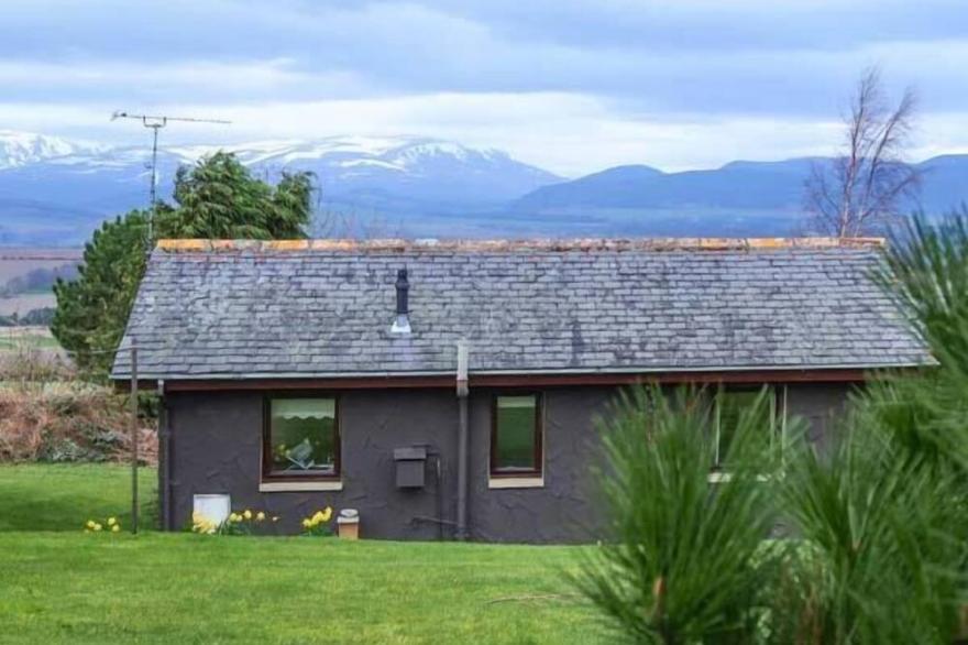 PINE LODGE, Family Friendly, With A Garden In Culbokie