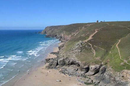 OCEAN BLUE, family friendly, country holiday cottage in Porthtowan