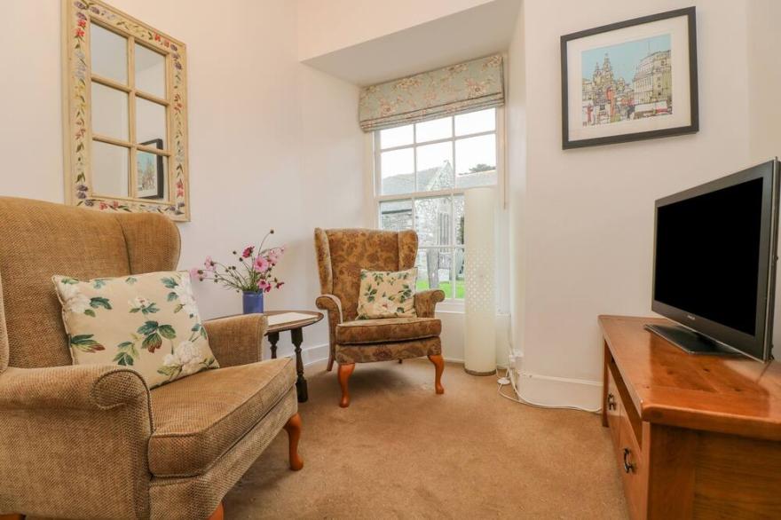 EDEN HOUSE WING, pet friendly, with a garden in St Keverne