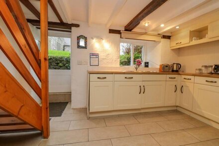 EDEN HOUSE WING, pet friendly, with a garden in St Keverne