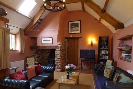 THE BARN, pet friendly, character holiday cottage in Bicknoller