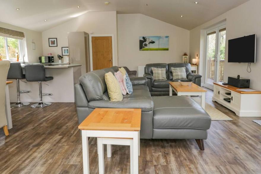 CARTMEL LODGE, pet friendly, with hot tub in Allithwaite