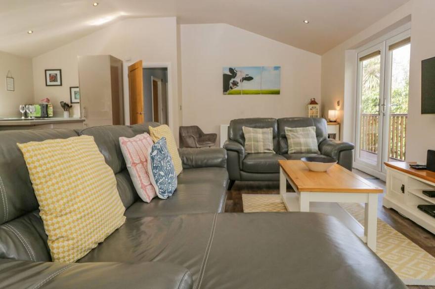 CARTMEL LODGE, pet friendly, with hot tub in Allithwaite