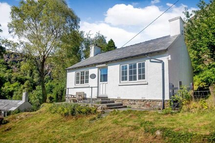 PENLAN, pet friendly, character holiday cottage in Beddgelert