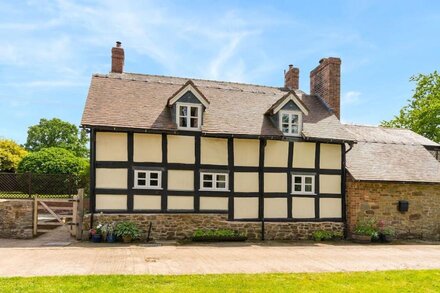 STONE HOUSE, family friendly, luxury holiday cottage in Caynham