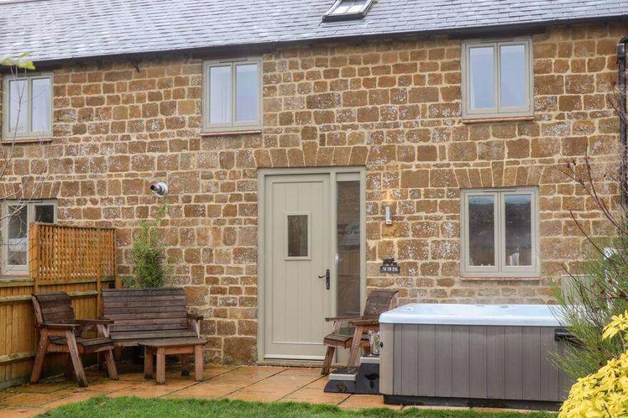 COW BYRE, pet friendly, luxury holiday cottage in Great Tew