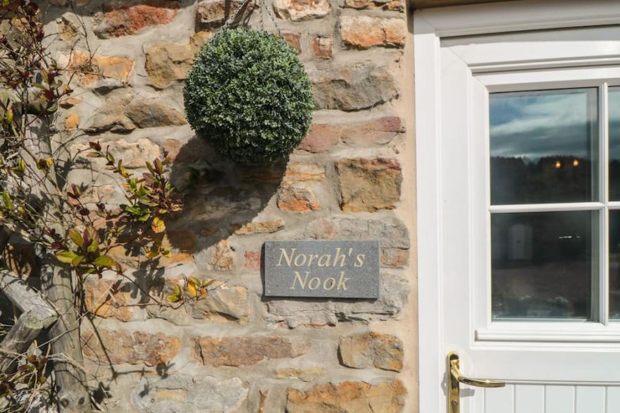 NORAH'S NOOK, pet friendly, with open fire in Kirkbymoorside