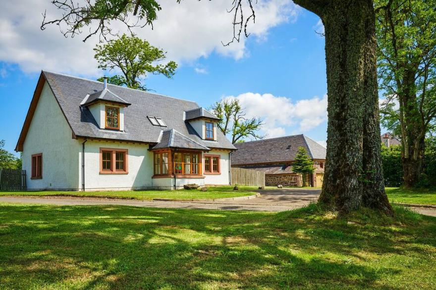 HOLLY HOUSE, pet friendly, character holiday cottage in Alyth