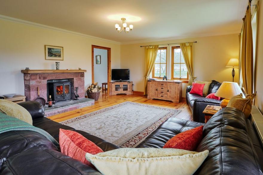 HOLLY HOUSE, pet friendly, character holiday cottage in Alyth