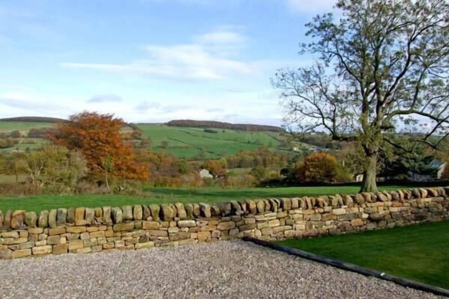 STONEYCROFT BARN, Family Friendly, With A Garden In Midhopestones