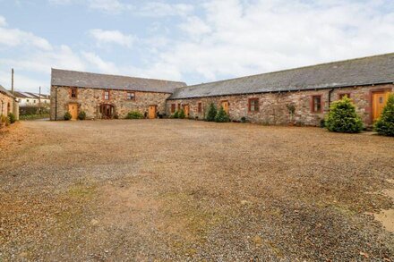 THE HAYLOFT, pet friendly, with hot tub in Brampton, Cumbria