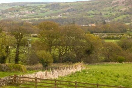 COOPERS BARN, pet friendly, character holiday cottage in Egton