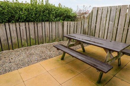 3 BAY RETREAT VILLAS, pet friendly, with a garden in St Merryn