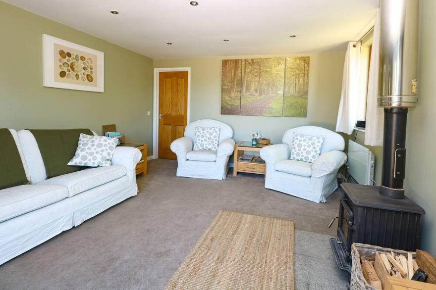 MEADOW VIEW, pet friendly, with open fire in East Harling