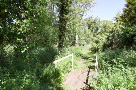 MEADOW VIEW, pet friendly, with open fire in East Harling