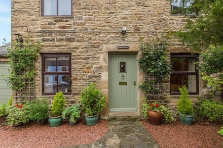 CRESCENT COTTAGE, character holiday cottage in Haltwhistle