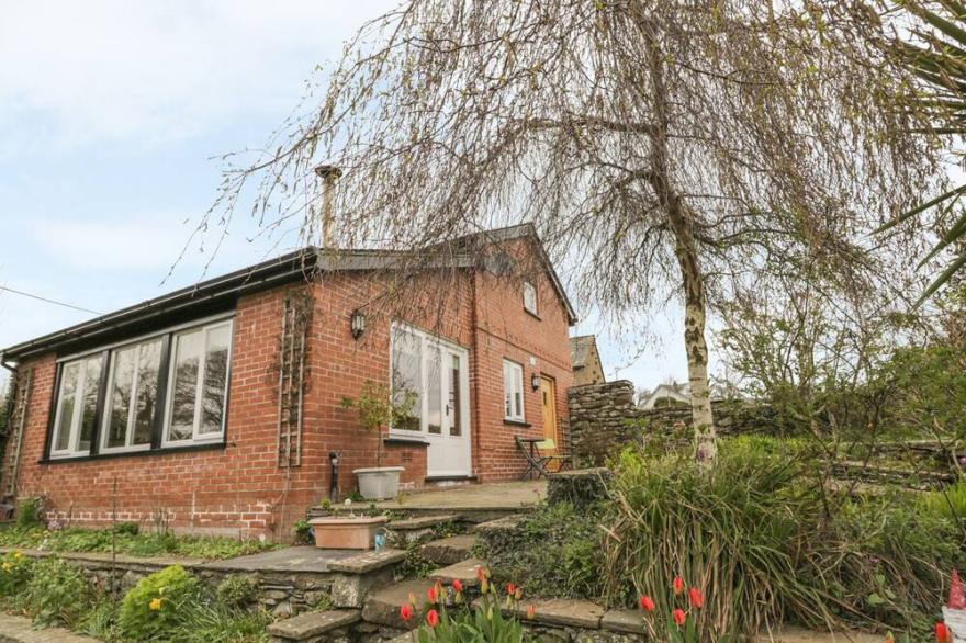 BECK COTTAGE, romantic, with open fire in Pennington