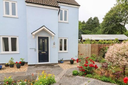 MEWS COTTAGE, family friendly, with a garden in Laugharne