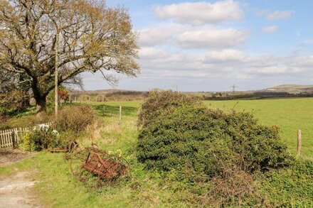 THE GRANARY, pet friendly, with a garden in Fulking