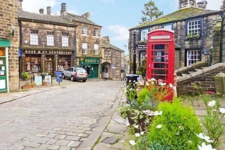 THE OLD FORGE, luxury holiday cottage, with open fire in Haworth