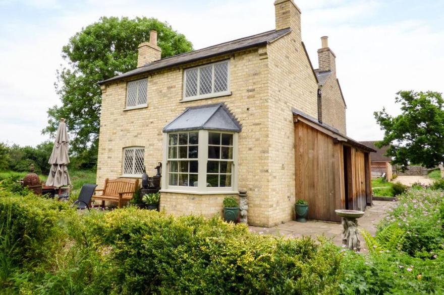 SHORTMEAD COTTAGE, Family Friendly, With Open Fire In Biggleswade