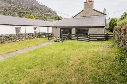 BRYN ALUN, character holiday cottage, with open fire in Tanygrisiau