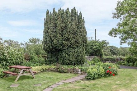 OLD HALL COTTAGE, pet friendly, character holiday cottage in Falstone